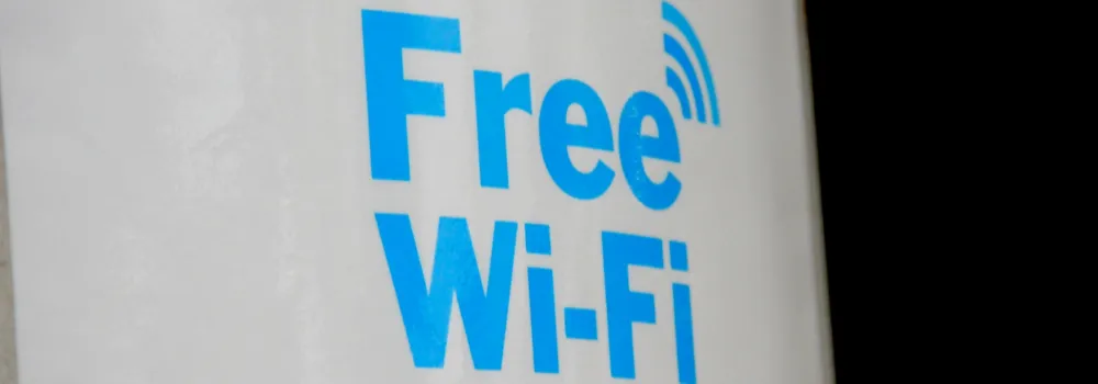 フリーWi-Fiの危険性とは？安全に利用するための対策と注意点を解説