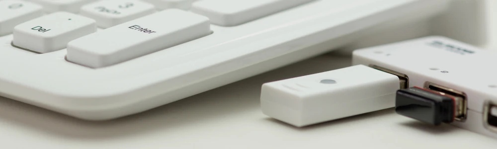 USBメモリ紛失のリスクと対策｜記録メディア管理の重要性